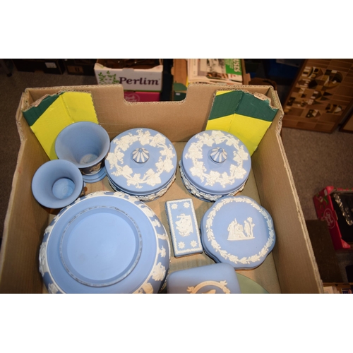 302 - A mixed collection of Wedgwood Jasperware items to include blue, blue dip, green and black items. Of... 