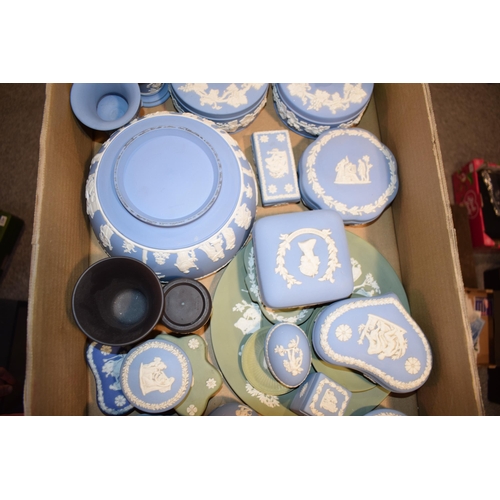 302 - A mixed collection of Wedgwood Jasperware items to include blue, blue dip, green and black items. Of... 