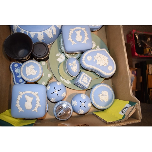 302 - A mixed collection of Wedgwood Jasperware items to include blue, blue dip, green and black items. Of... 