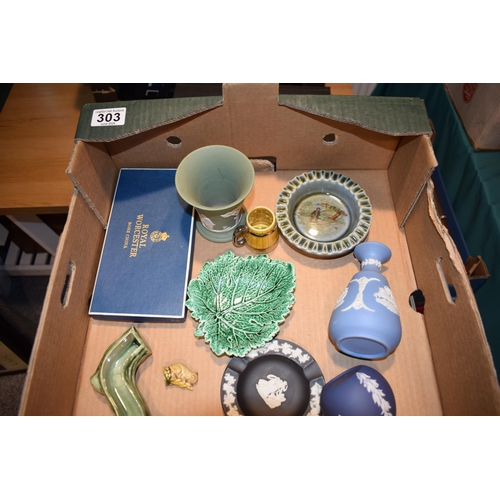 303 - A collection of Wedgwood Jasperware items to include cobalt, blue, green and black items together wi... 