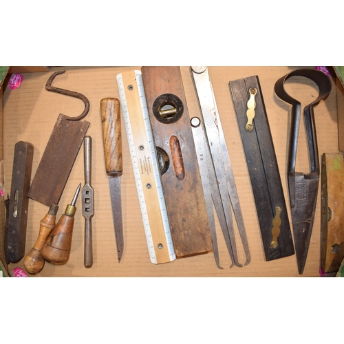 377 - A collection of vintage and antique tools to include 'John Green' chisel, Reeves & Sons ruler, Ward ... 