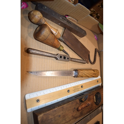 377 - A collection of vintage and antique tools to include 'John Green' chisel, Reeves & Sons ruler, Ward ... 