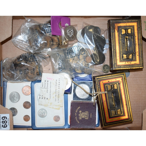 689 - A collection of UK and foreign coinage to include commemorative crowns, old 50ps, coin sets, and ear... 