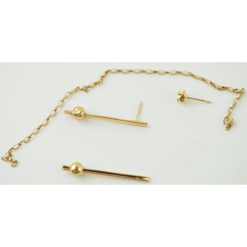 462 - A collection of 9ct gold jewellery to include earrings and neck chain a/f.  1 grams.