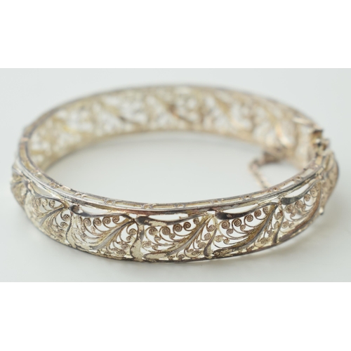 539 - Sterling silver lattice ladies bangle / bracelet, working clasp, 20.0g.