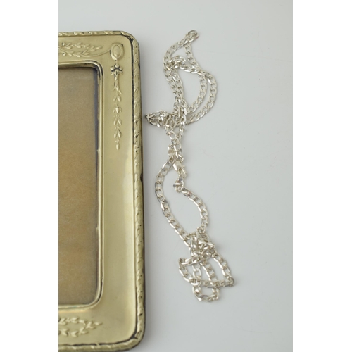 542 - Jewellery to include a silver chain and bracelet, combined 22.0 grams,  silver plated photoframe, a ... 