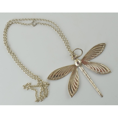 559 - A silver dragon fly necklace.Weight 7.8 grams.