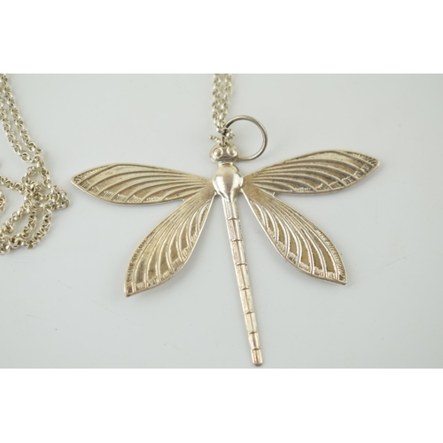 559 - A silver dragon fly necklace.Weight 7.8 grams.