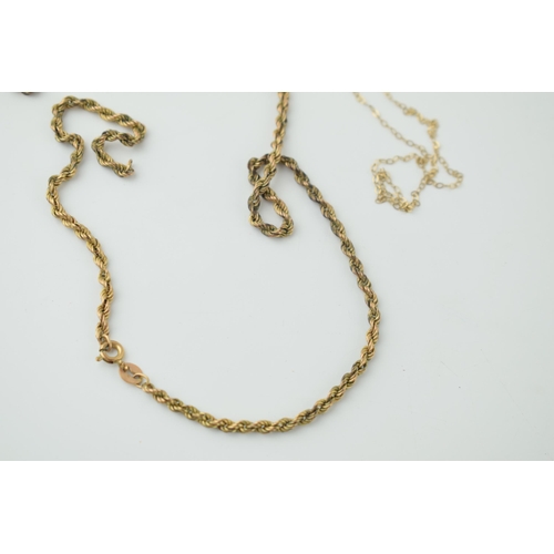 560 - 9ct gold necklaces a/f. Weight 2.8 grams.