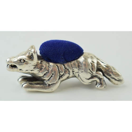 109 - Silver 925 pin cushion in the form of a stalking fox, blue velvet, modern, 12.8g, 5.8cm long.