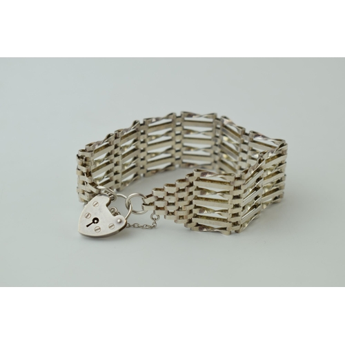 40 - Hallmarked silver gate bracelet with 7 steps, 26.3g.