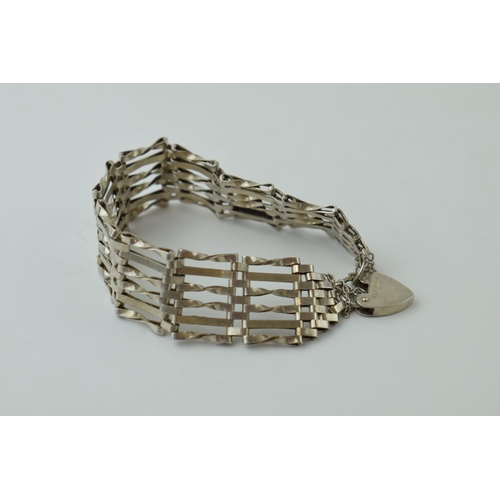 41 - Hallmarked silver gate bracelet, 22.3g.