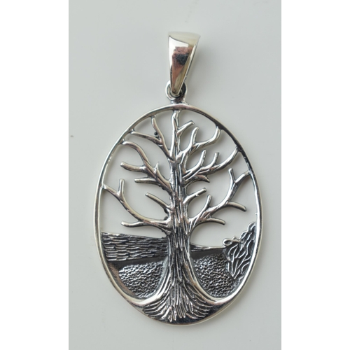 51 - Contemporary silver pendant in the form of a tree, 4.1g, 42mm tall.