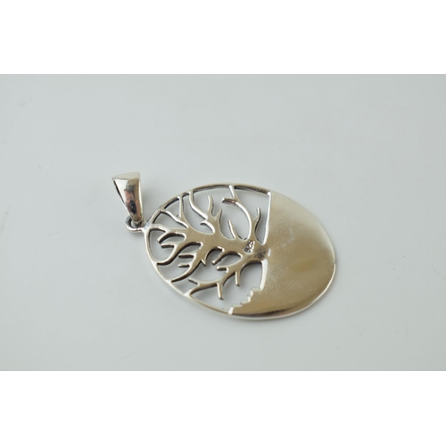 51 - Contemporary silver pendant in the form of a tree, 4.1g, 42mm tall.