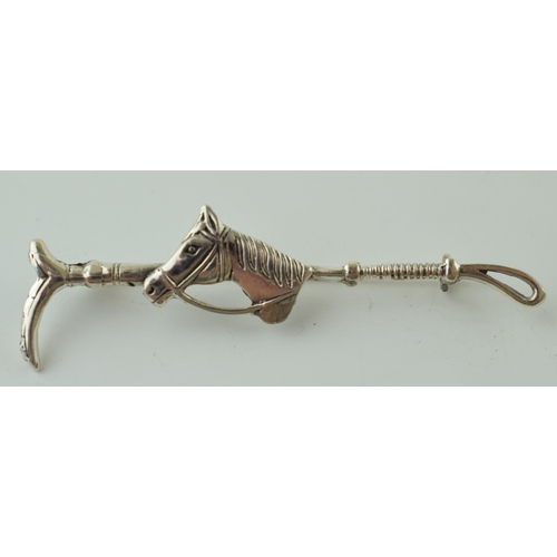 61 - Silver 925 tie pin with a hunting theme, horse's head with riding crop, 4.8g, 6.5cm long.