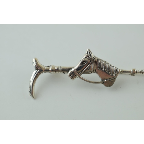 61 - Silver 925 tie pin with a hunting theme, horse's head with riding crop, 4.8g, 6.5cm long.