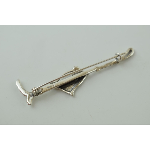 61 - Silver 925 tie pin with a hunting theme, horse's head with riding crop, 4.8g, 6.5cm long.