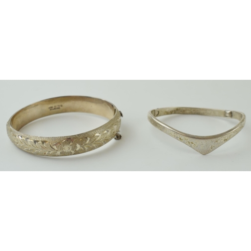 65 - A pair of silver bangles, 40.0g (2).