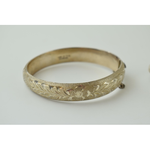 65 - A pair of silver bangles, 40.0g (2).