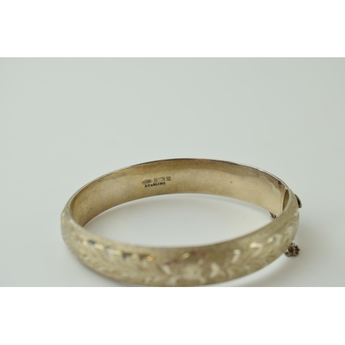 65 - A pair of silver bangles, 40.0g (2).