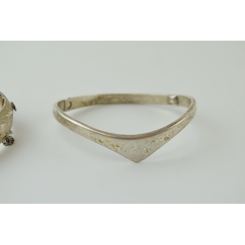 65 - A pair of silver bangles, 40.0g (2).