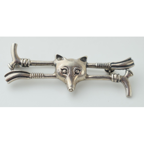 125 - Sterling silver bar brooch in the form of a fox's head with a pair of riding crops, 5.3 grams, 4.5cm... 