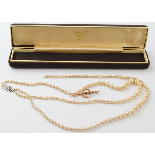 131 - A 9ct gold bar brooch with steel pin, 1.2g, with a cased set of Lotus pearls on a 9ct gold clasp (2)... 