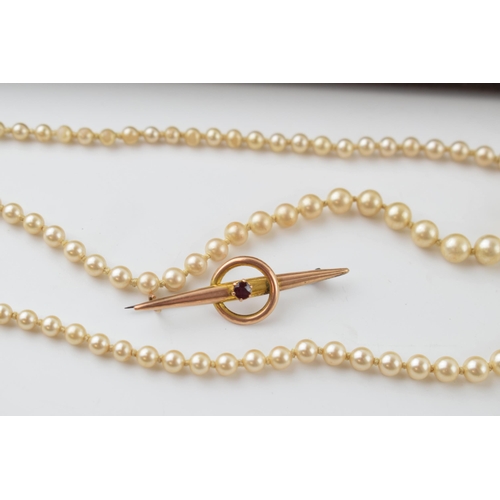 131 - A 9ct gold bar brooch with steel pin, 1.2g, with a cased set of Lotus pearls on a 9ct gold clasp (2)... 