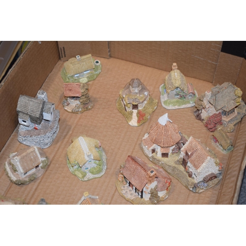 100 - A collection of Lilliput Lane houses and similar makes (Qty).