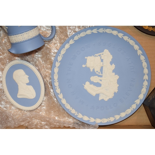 259 - A collection of Wedgwood Jasperware items to include black, blue, blue with glazed interior and gree... 