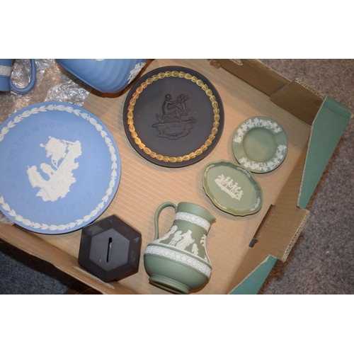 259 - A collection of Wedgwood Jasperware items to include black, blue, blue with glazed interior and gree... 