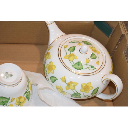 260 - Wedgwood Kingcup W. 4050 tea service to include teapot, to include seven cups, eight saucers, eight ... 