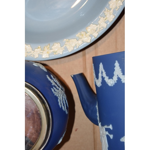 266 - Wedgwood to include a Jasperware sacrifice bowl, a dip blue coffee pot (damaged), a biscuit barrel w... 