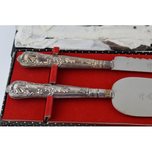 596 - A pair of silver handled cutlery items to include a pie slice and a knife, silver handled knives, wi... 