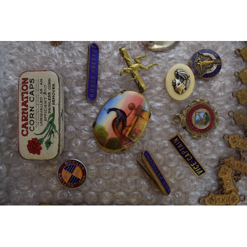 641 - A mixed collection of items to include Wedgwood Jasperware jewellery, enamel badges, advertising tin... 