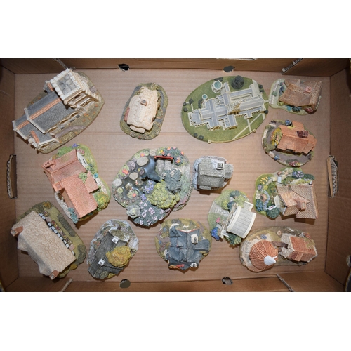 96 - A collection of Lilliput lane and similar items to include Keepers Lodge, Fragrant Haven, Salisbury ... 