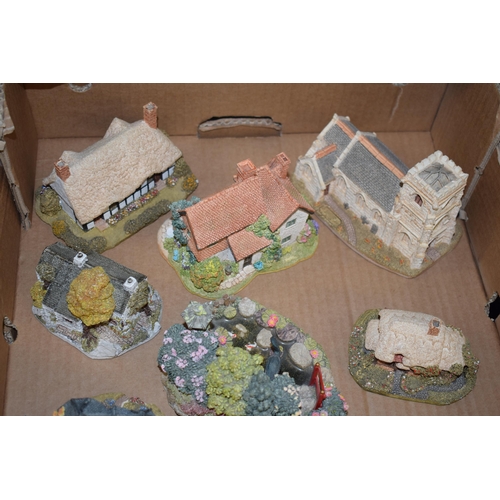 96 - A collection of Lilliput lane and similar items to include Keepers Lodge, Fragrant Haven, Salisbury ... 