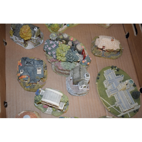 96 - A collection of Lilliput lane and similar items to include Keepers Lodge, Fragrant Haven, Salisbury ... 