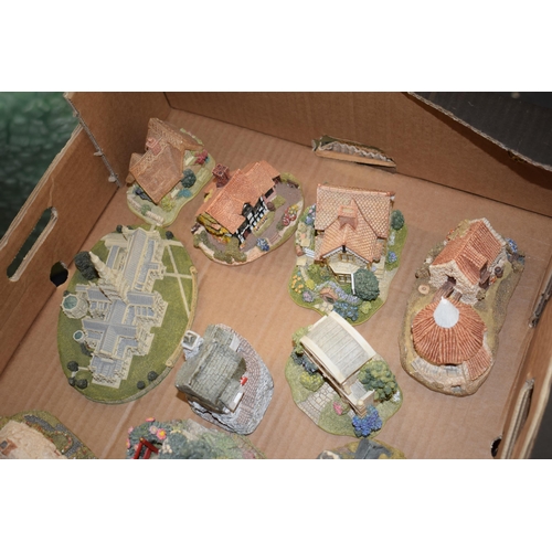 96 - A collection of Lilliput lane and similar items to include Keepers Lodge, Fragrant Haven, Salisbury ... 