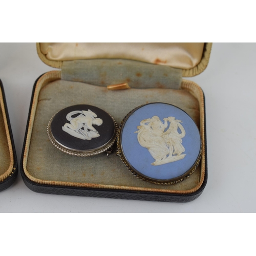 271 - A large collection of Wedgwood jewellery, mostly in silver mounts, to include rings, brooches and pe... 