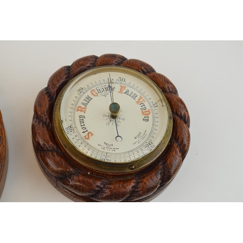 281 - A barometer with intergrated thermometer. Golden oak case. White dial with brass hand. Diameter 22cm... 