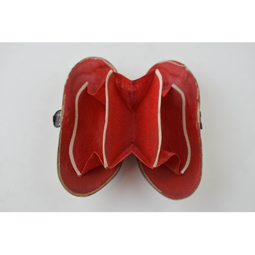 622 - Novelty purse made of two shells, 10.5cm long.