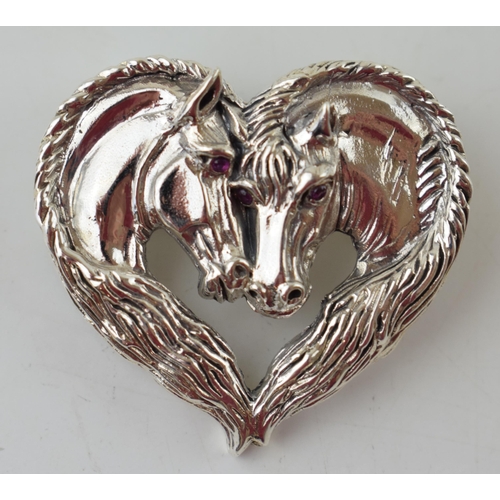 649 - Sterling silver brooch in the form of two horse's head, gem-set eyes, in the form of a heart, 16.5g,... 