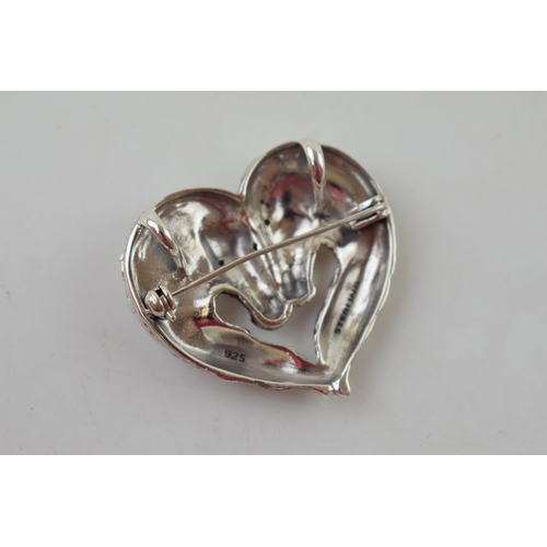 649 - Sterling silver brooch in the form of two horse's head, gem-set eyes, in the form of a heart, 16.5g,... 