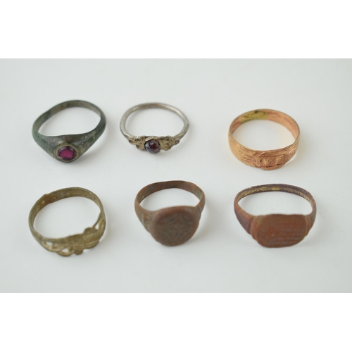 650 - A collection of metal detecting finds, 6 rings, to include gemset examples and others (6).