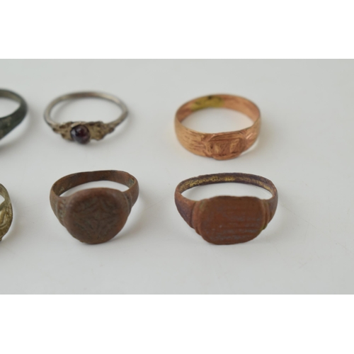 650 - A collection of metal detecting finds, 6 rings, to include gemset examples and others (6).