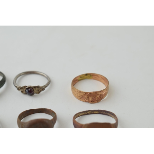 650 - A collection of metal detecting finds, 6 rings, to include gemset examples and others (6).