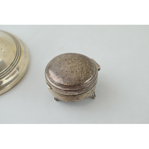 580 - Silver inkwell with glass liner, Birmingham 1931, with a silver raised miniature jewellery casket, o... 