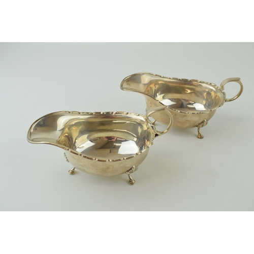 586 - A pair of silver gravy boats, Birmingham 1933, 241.0g (2).