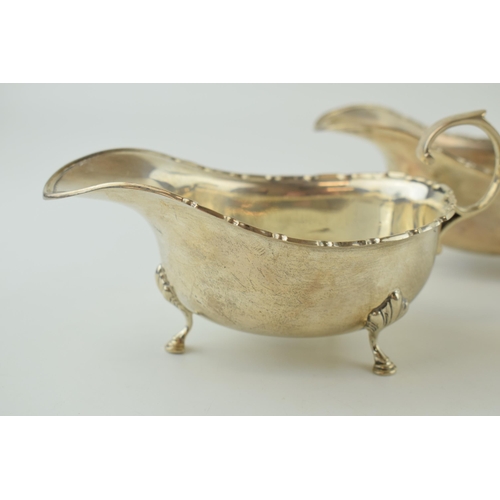 586 - A pair of silver gravy boats, Birmingham 1933, 241.0g (2).